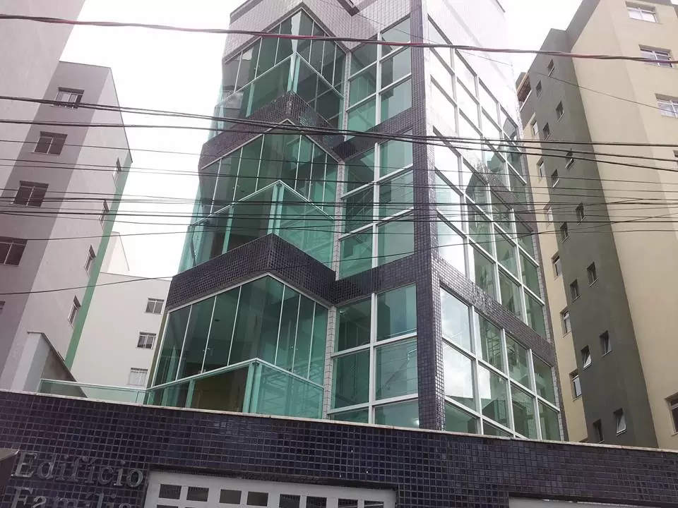 Fechamento de área com vidro