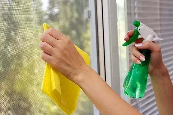 Como limpar vidros? Descubra a melhor forma
