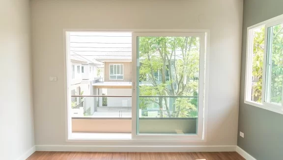 Janelas de alumínio branco em um quarto amplo