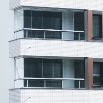Benefício Sistema Versatick: saiba como fechar a varanda de apartamento com vidro