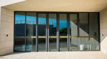 Porta de correr: principais vantagens e desvantagens