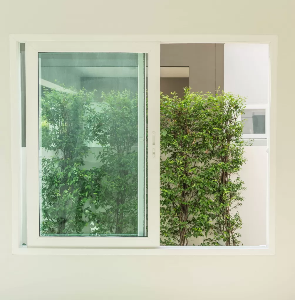 Janelas de alumínio branco com vidro e vista para o lado externo