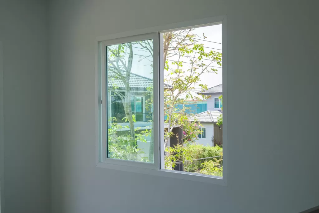 Janelas de alumínio branco com vista para o lado externo