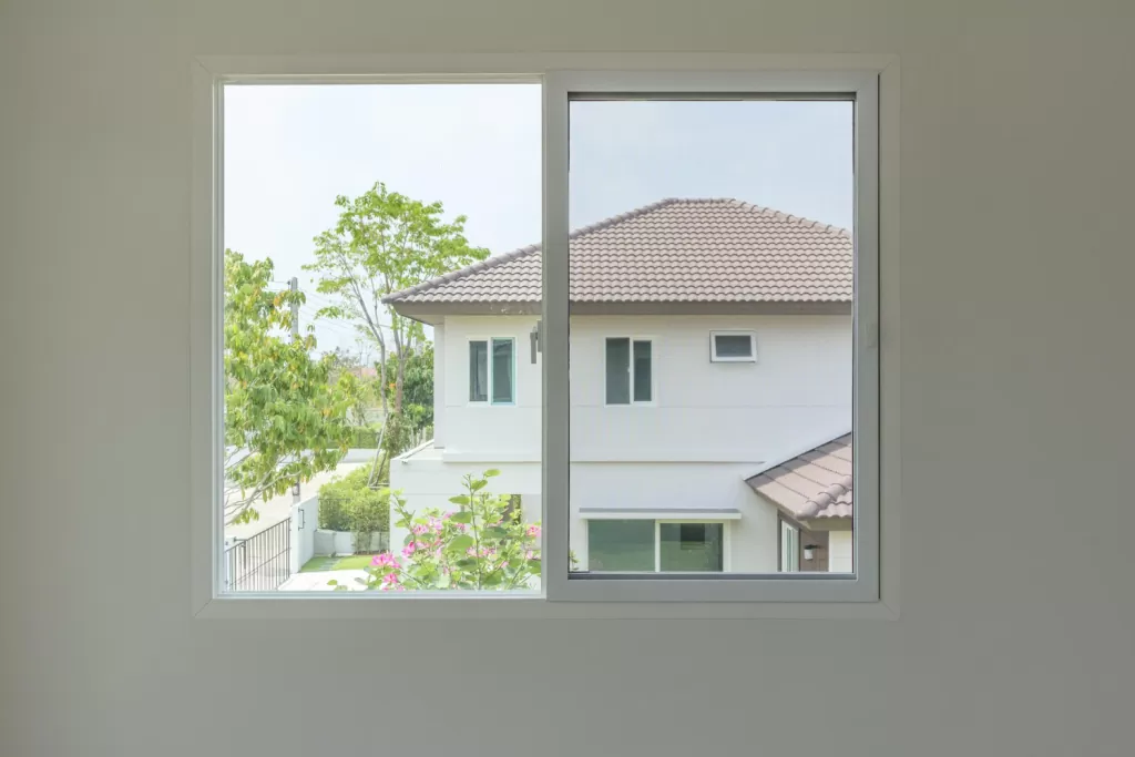  janelas de alumínio para quarto com uma casa bonito logo a frente