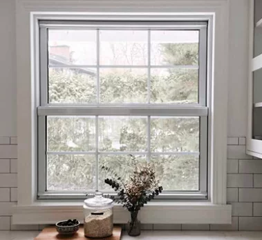 janelas de alumínio no estilho guilhotina branca