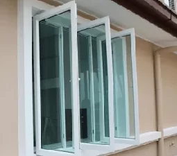 janelas de alumínio estilo pivotante branca