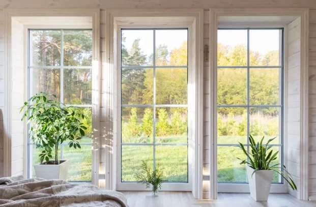 janelas de alumínio em trio em casa moderna com decoração